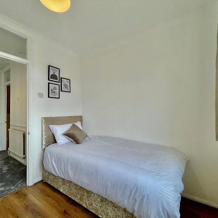 Stylish 3 Bed Chigwell Home With Free Parking Exterior foto